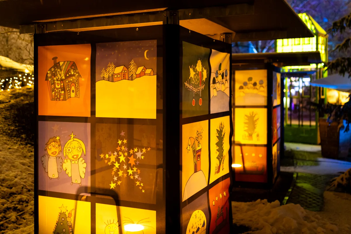 Die Laterneninstallation hat das Thema «Licht und Traum». Beleuchtete Laternen.